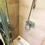 Luxury Attic Ensuite With Workspace & Free Parking Near Luas *