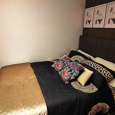 Luxury Attic Ensuite With Workspace & Free Parking Near Luas
