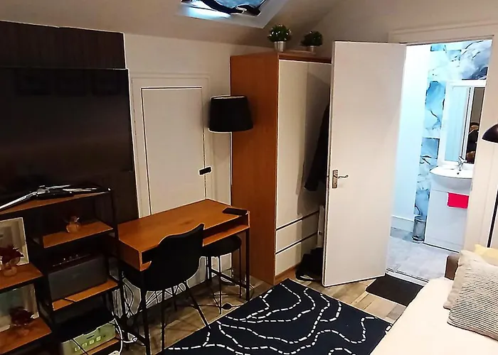 Luxury Attic Ensuite With Workspace & Free Parking Near Luas Homestay szállás