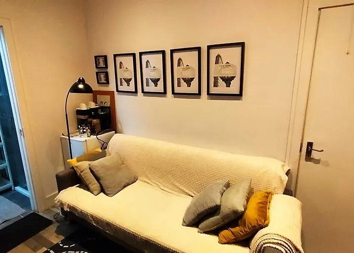 Luxury Attic Ensuite With Workspace & Free Parking Near Luas *
