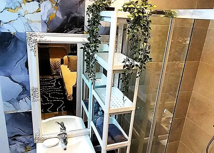 Luxury Attic Ensuite With Workspace & Free Parking Near Luas Homestay szállás