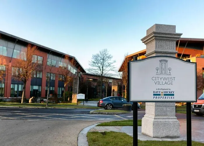 Luxury Attic Ensuite With Workspace & Free Parking Near Luas